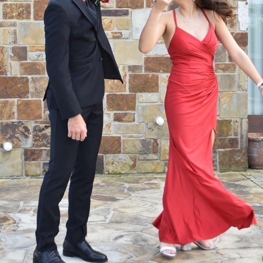 Elegant Red Ruched Prom Dress with V-Neck
